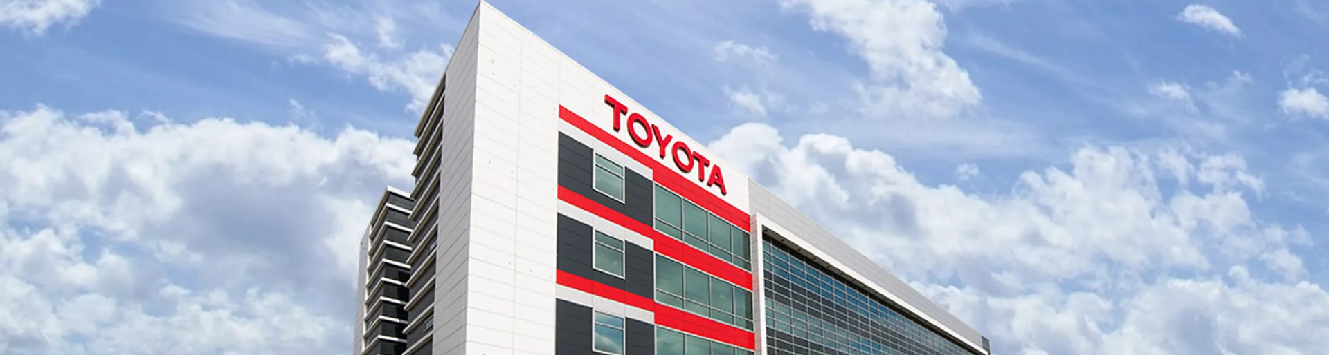Изображение на странице TOYOTA ПОДВЕЛА ИТОГИ ПРОДАЖ В РОССИИ ЗА 2021 ГОД Тойота Центр Рольф